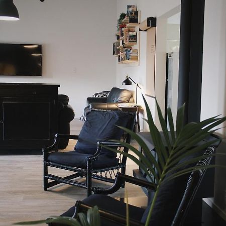 Hugo & Carters Backpackers & Motel Tauranga Bagian luar foto The interior of a typical apartment