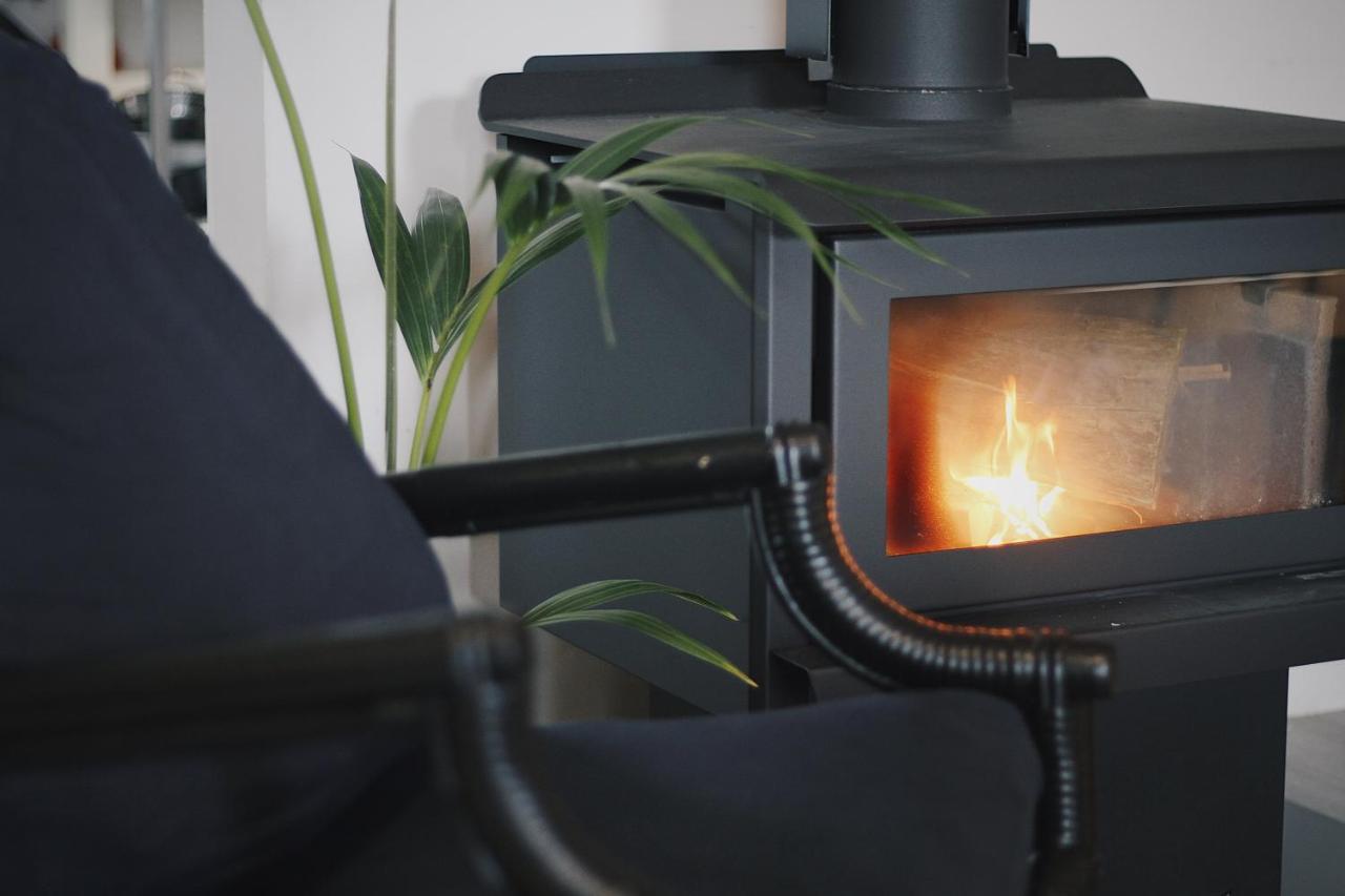 Hugo & Carters Backpackers & Motel Tauranga Bagian luar foto A wood stove