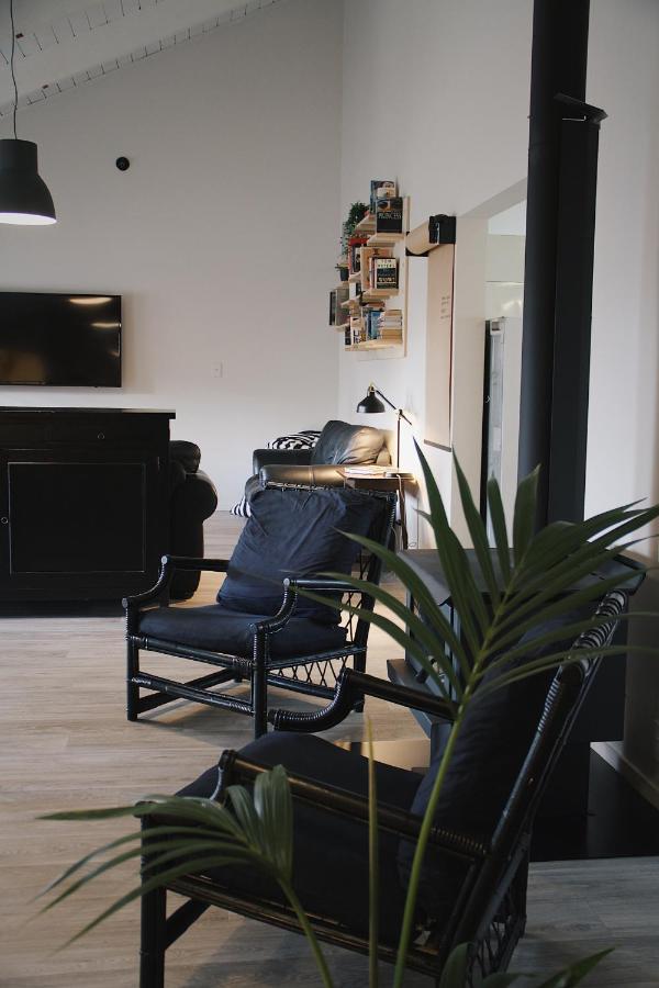 Hugo & Carters Backpackers & Motel Tauranga Bagian luar foto The interior of a typical apartment