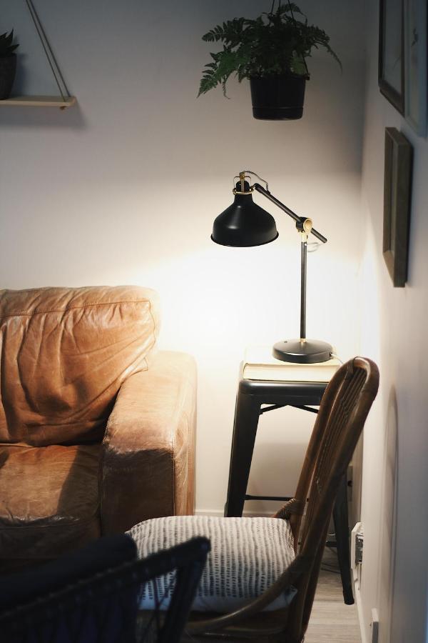 Hugo & Carters Backpackers & Motel Tauranga Bagian luar foto A table lamp