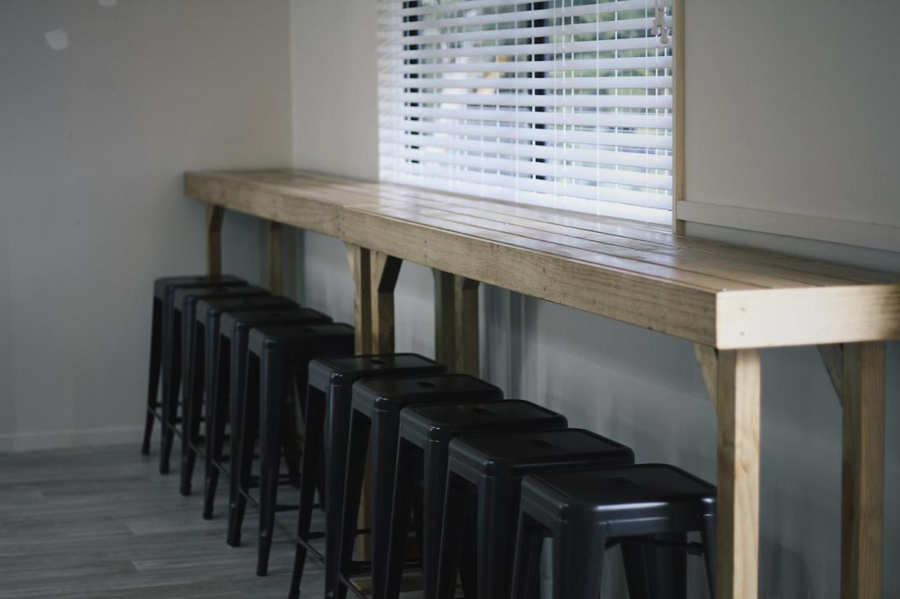 Hugo & Carters Backpackers & Motel Tauranga Bagian luar foto A bar table