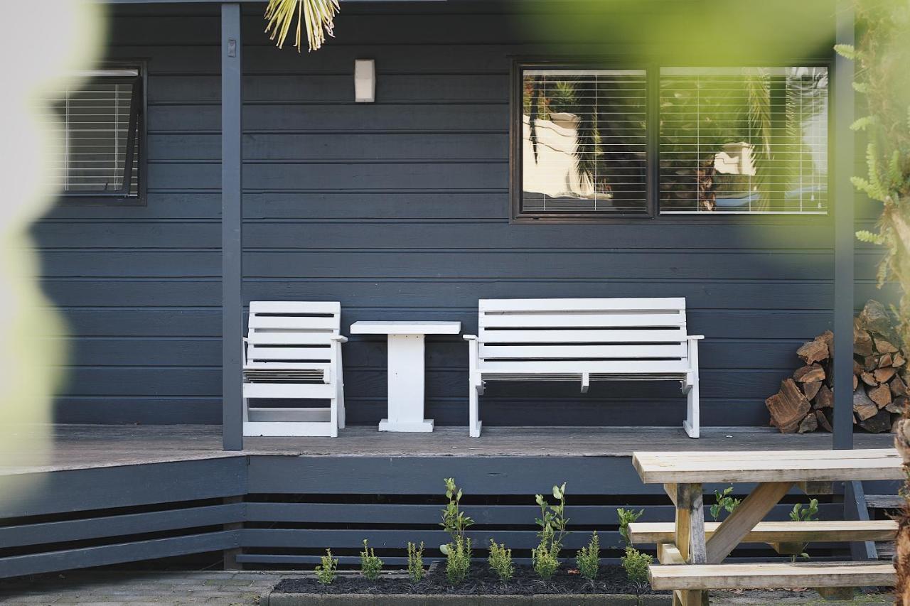 Hugo & Carters Backpackers & Motel Tauranga Bagian luar foto A modern bench