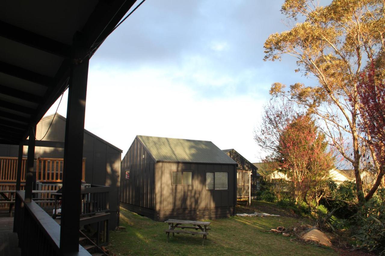 Hugo & Carters Backpackers & Motel Tauranga Bagian luar foto The Village