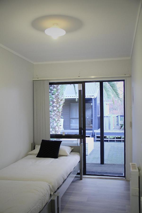 Hugo & Carters Backpackers & Motel Tauranga Bagian luar foto A sliding door