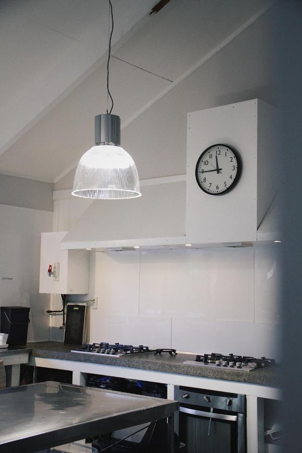Hugo & Carters Backpackers & Motel Tauranga Bagian luar foto A wall clock