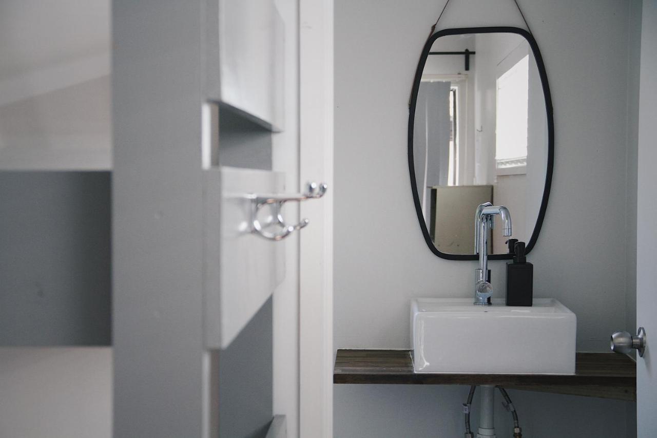 Hugo & Carters Backpackers & Motel Tauranga Bagian luar foto Bathroom