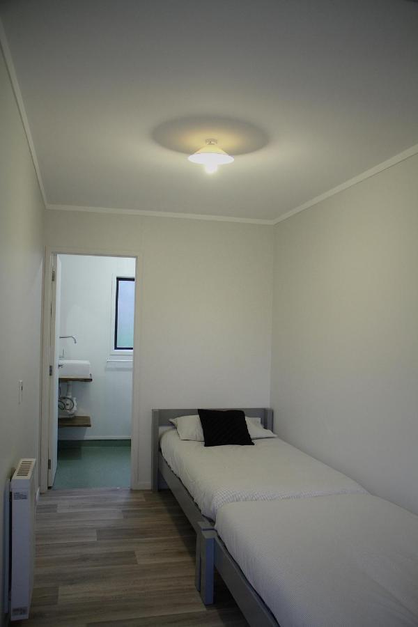 Hugo & Carters Backpackers & Motel Tauranga Bagian luar foto A room at the motel