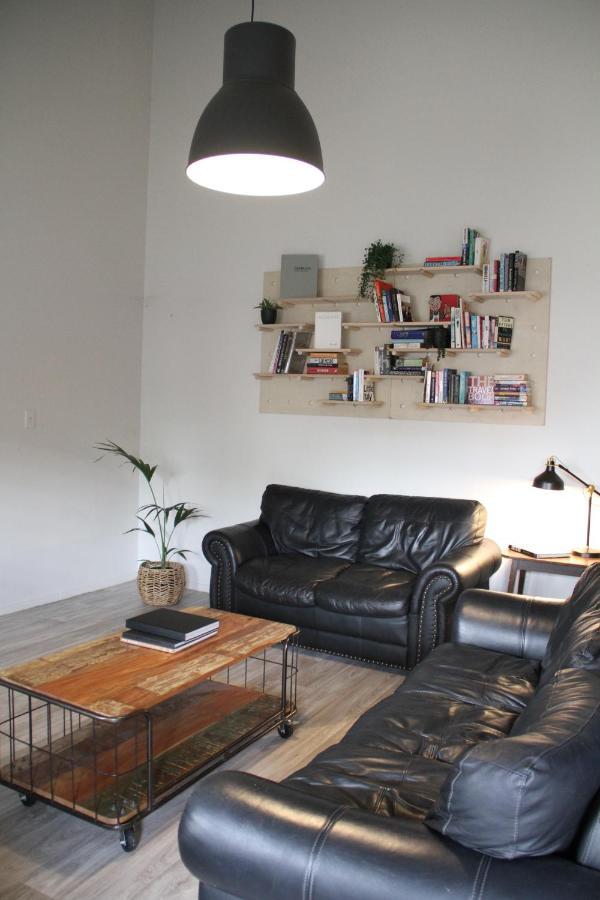 Hugo & Carters Backpackers & Motel Tauranga Bagian luar foto A living room with a leather sofa