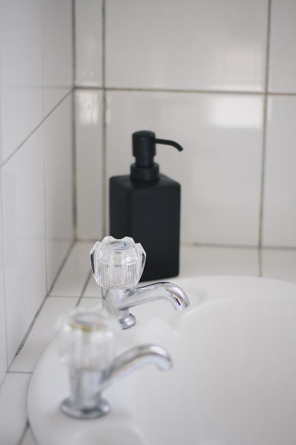 Hugo & Carters Backpackers & Motel Tauranga Bagian luar foto A soap dispenser
