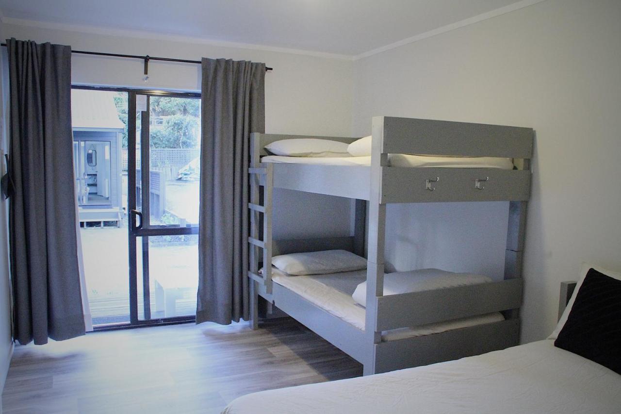 Hugo & Carters Backpackers & Motel Tauranga Bagian luar foto A bunk bed in a hotel room