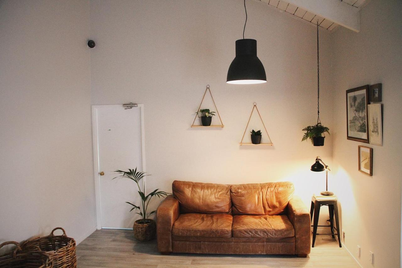 Hugo & Carters Backpackers & Motel Tauranga Bagian luar foto A living room with a leather sofa