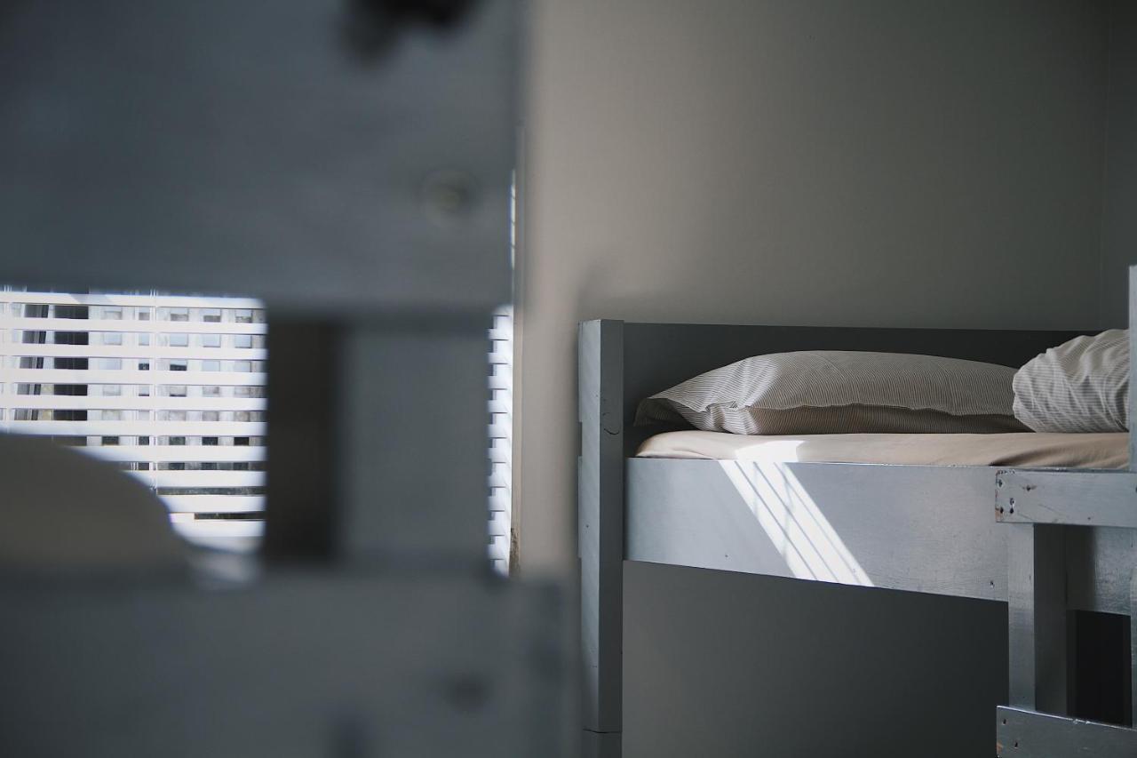 Hugo & Carters Backpackers & Motel Tauranga Bagian luar foto A cell at the Guantánamo Bay detention camp