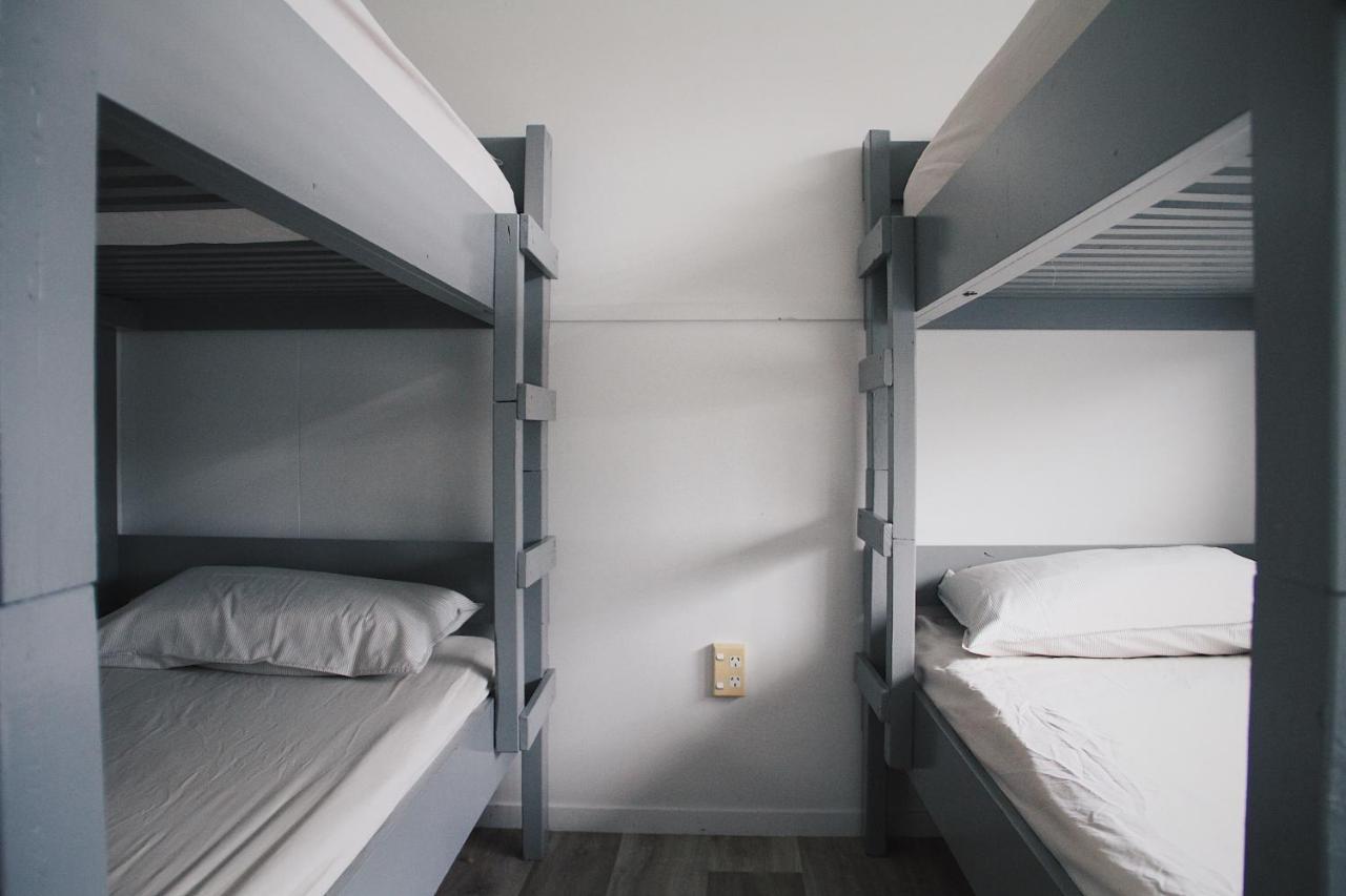 Hugo & Carters Backpackers & Motel Tauranga Bagian luar foto A bunk bed
