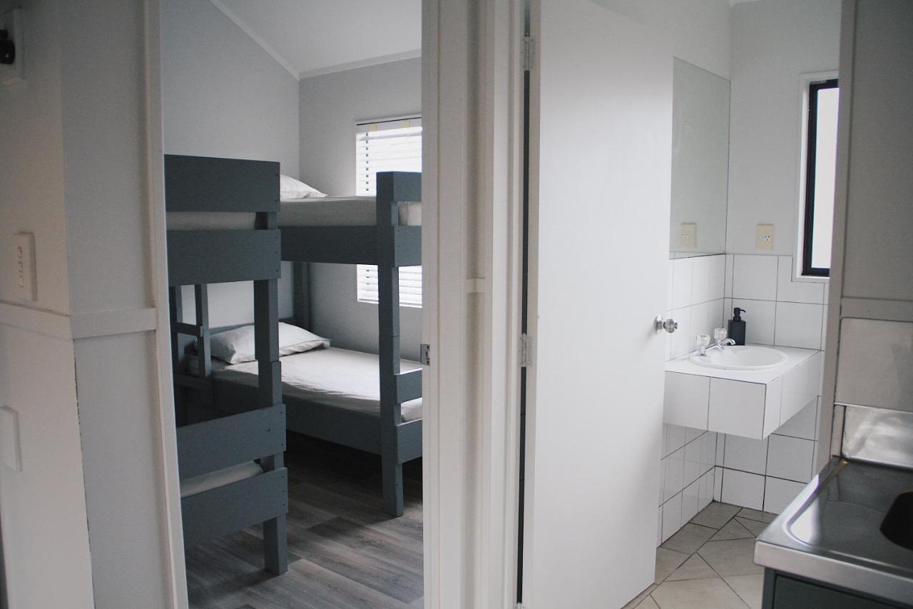 Hugo & Carters Backpackers & Motel Tauranga Bagian luar foto A bunk room at a hostel