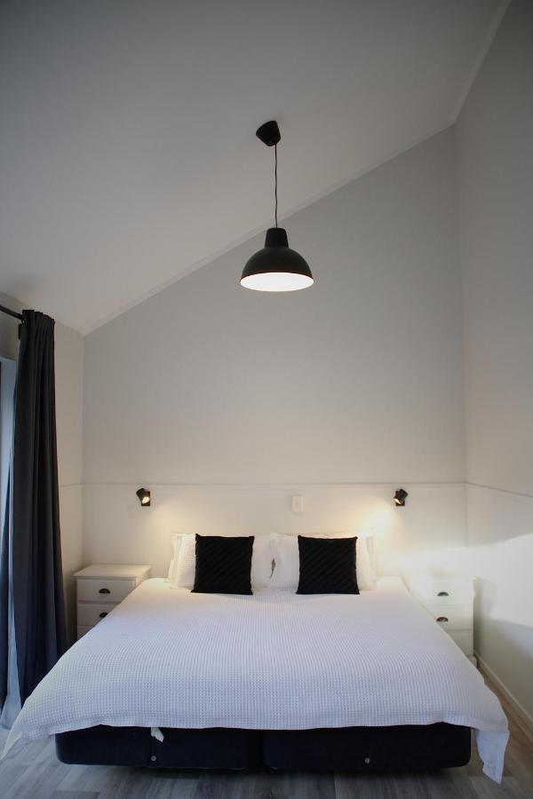 Hugo & Carters Backpackers & Motel Tauranga Bagian luar foto A pendant light
