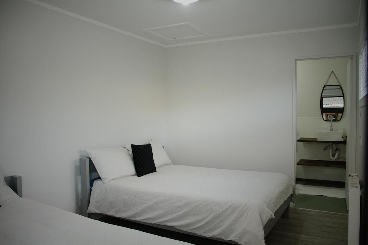 Hugo & Carters Backpackers & Motel Tauranga Bagian luar foto A bedroom