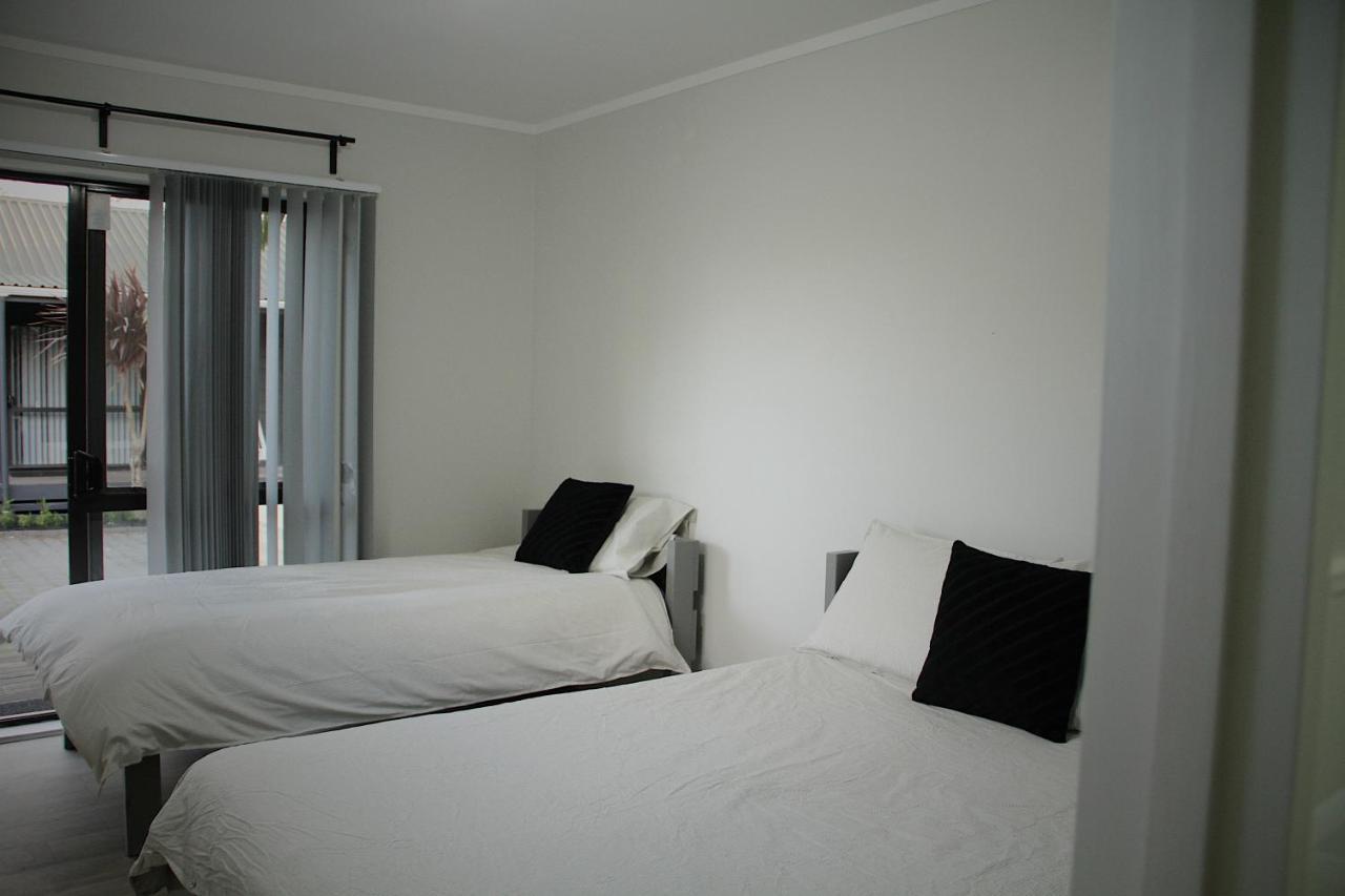 Hugo & Carters Backpackers & Motel Tauranga Bagian luar foto A bedroom at the hotel